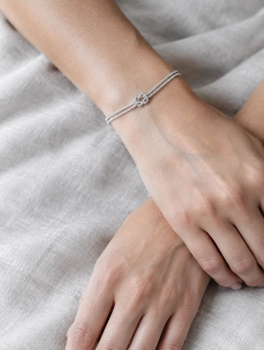 Bracciali in argento indossata