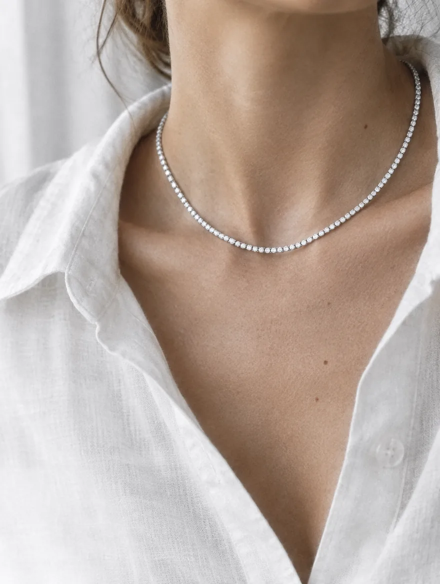 Collane in argento indossata